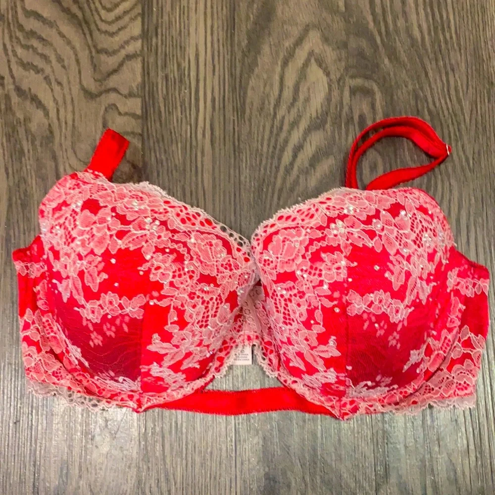 Beautiful VS matching lingerie set in red.