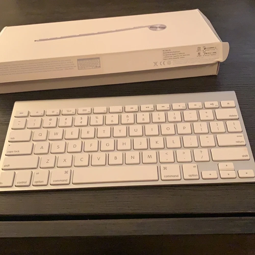 Like new apple wireless keyboard for iPad or tablet