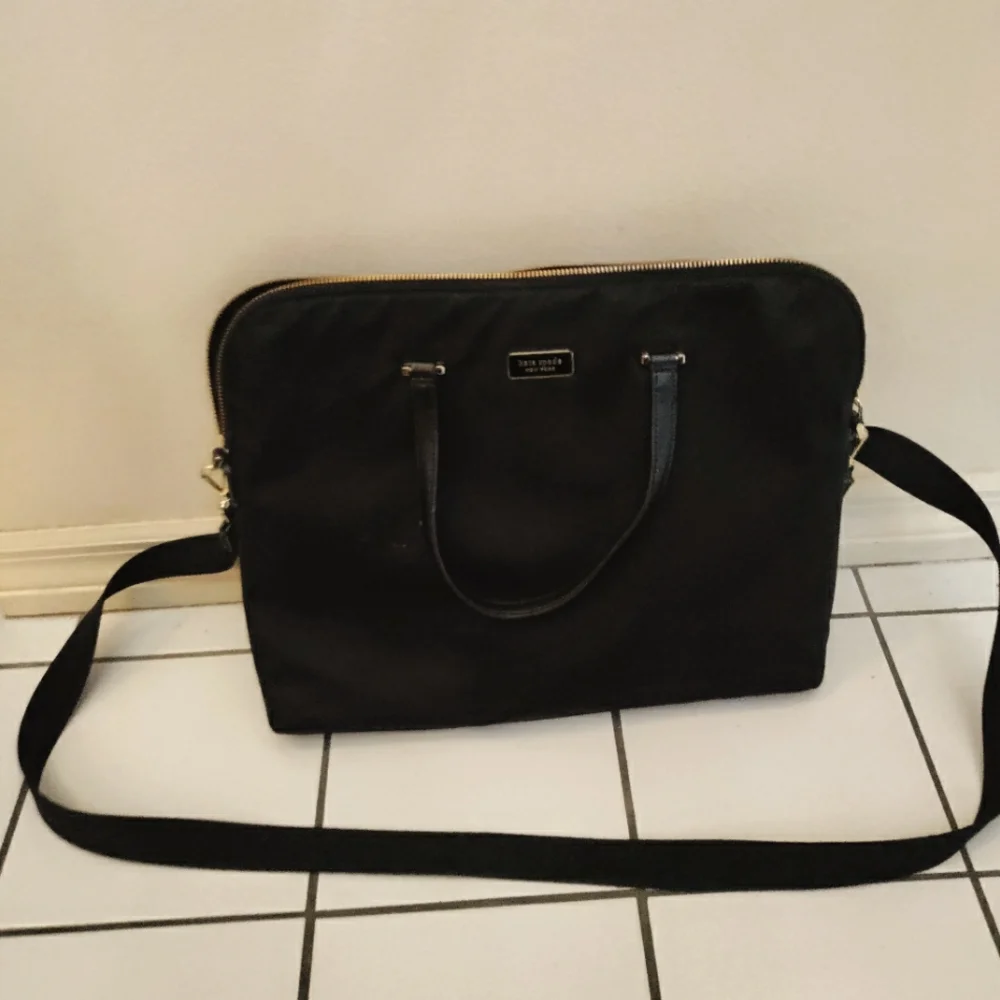 Laptop carrying case