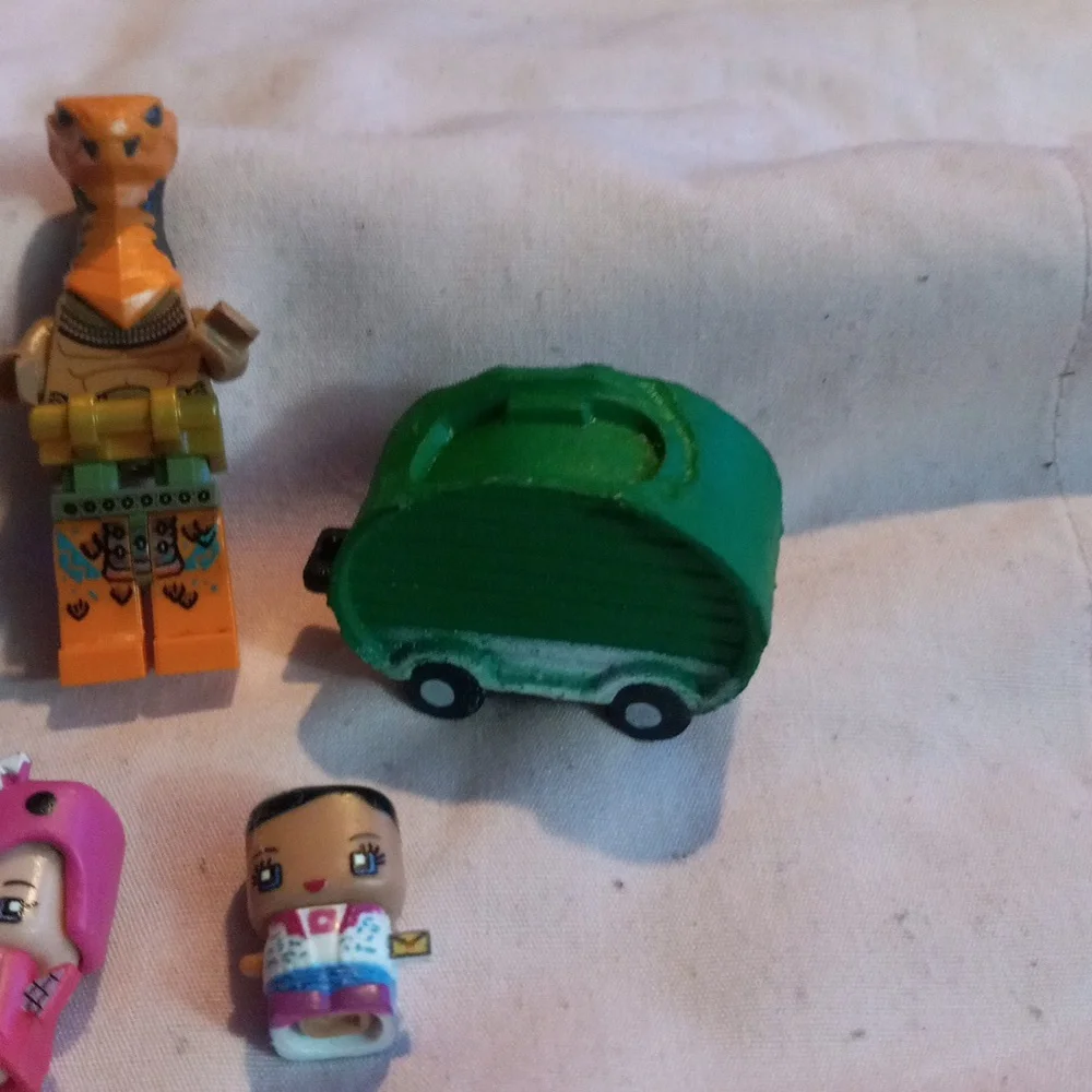 Lego lot 12 This lot has 16 items . It has 15 mini lego people and 1 tow camper