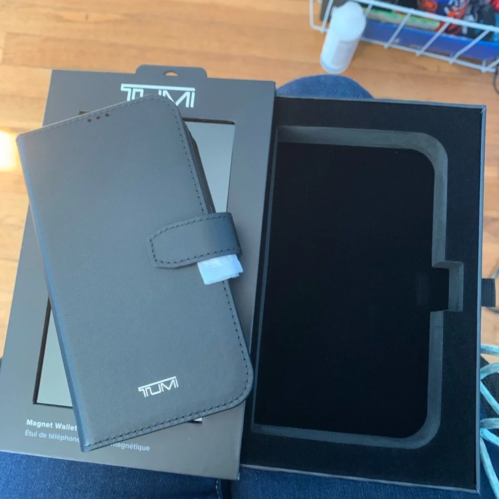 TUMI wallet folio iPhone case NEW! BLACK (magnet phone case also avail)