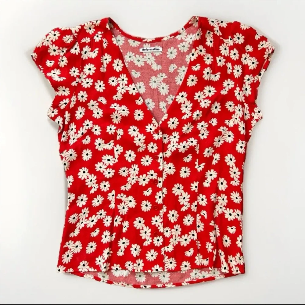 REFORMATION Bella top red daisy print. Size 6. Short sleeves. V neck. Like new.