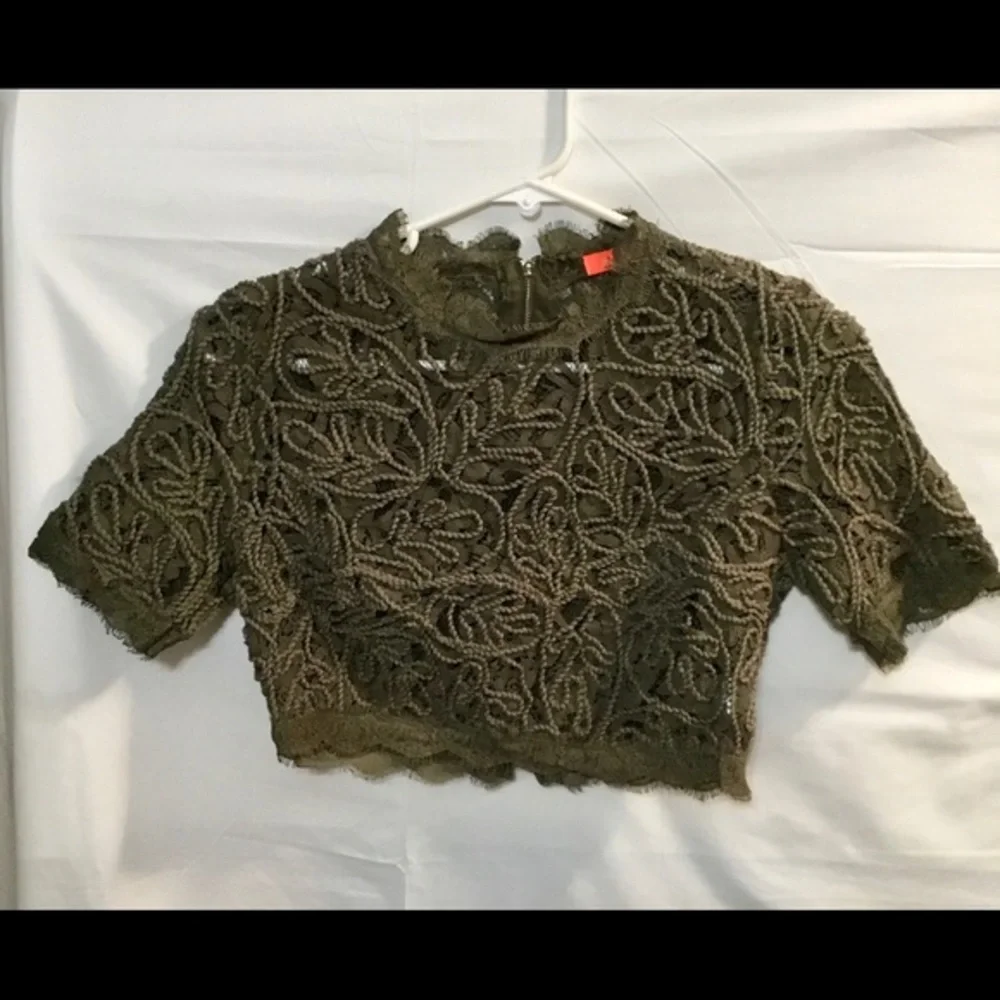NWOT BANJUL Olive Green Short Sleeve Zip Up Back Crop Top