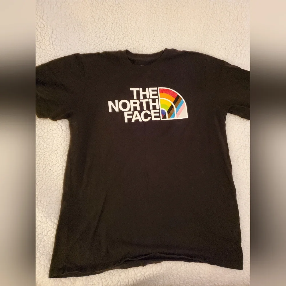 North Face size Medium men's black Tshirt. In great condition
