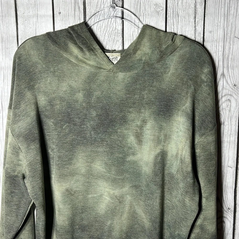 Vocal tie dye lightweight pull over hoodie size Small