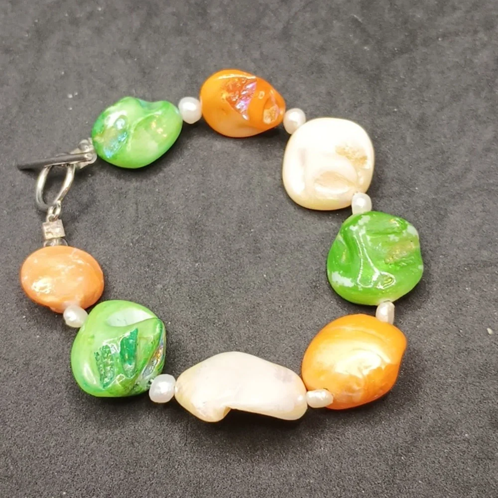 Small kids beaded summer bracelet toggle clasp