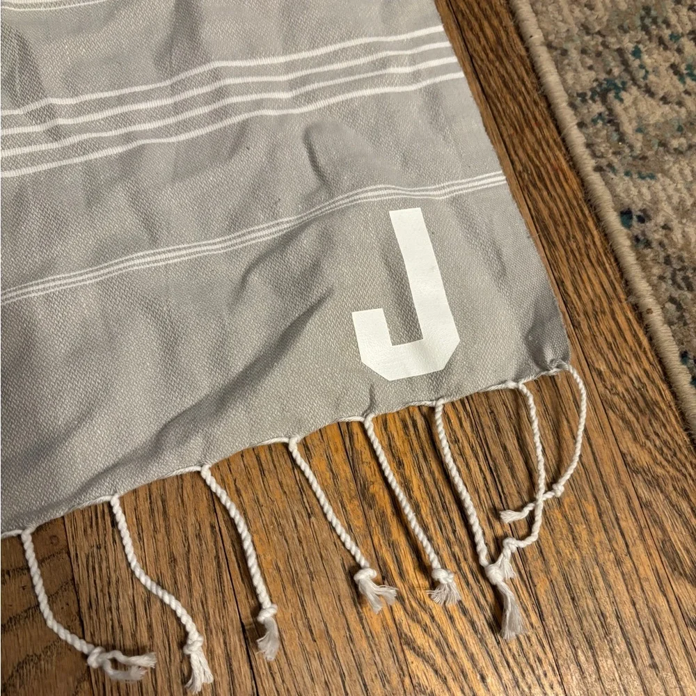N/A grey towel