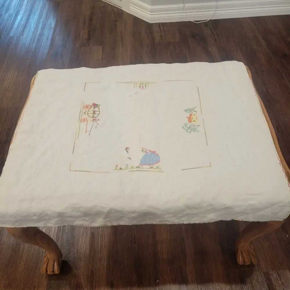 Vintage Table Linen Handmade Cross Stitch Embroidered Luncheon Cloth approx 28