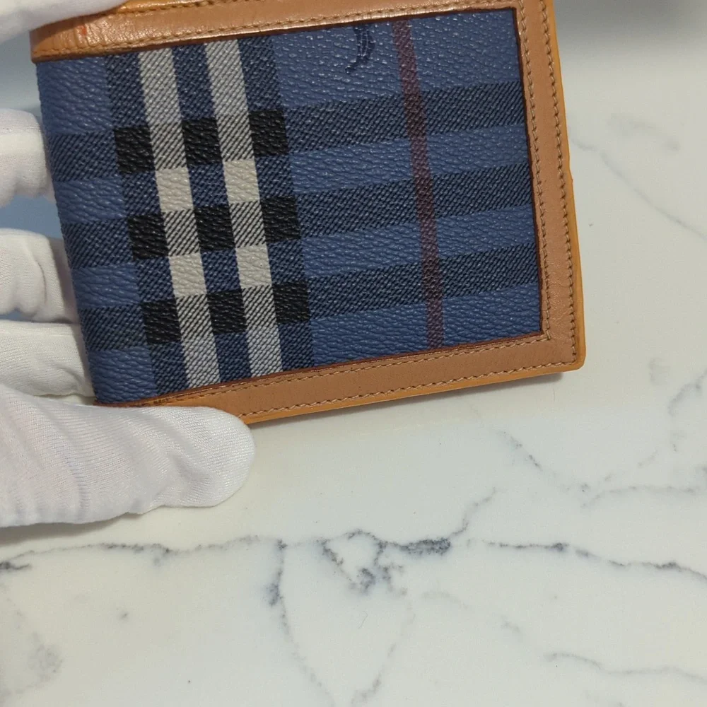 Burberry minimal hidden slots