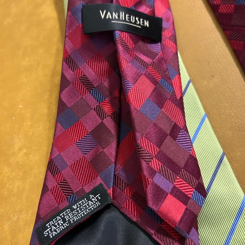 4 Men’s Van Heusen Neck Ties