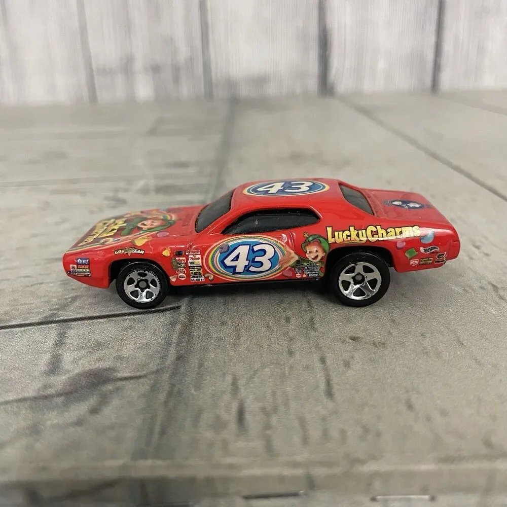 2004 71 Plymouth GTX Petty Hot Wheels Car Diecast Lucky Charms