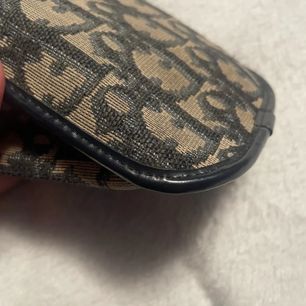 Dior stickiness button