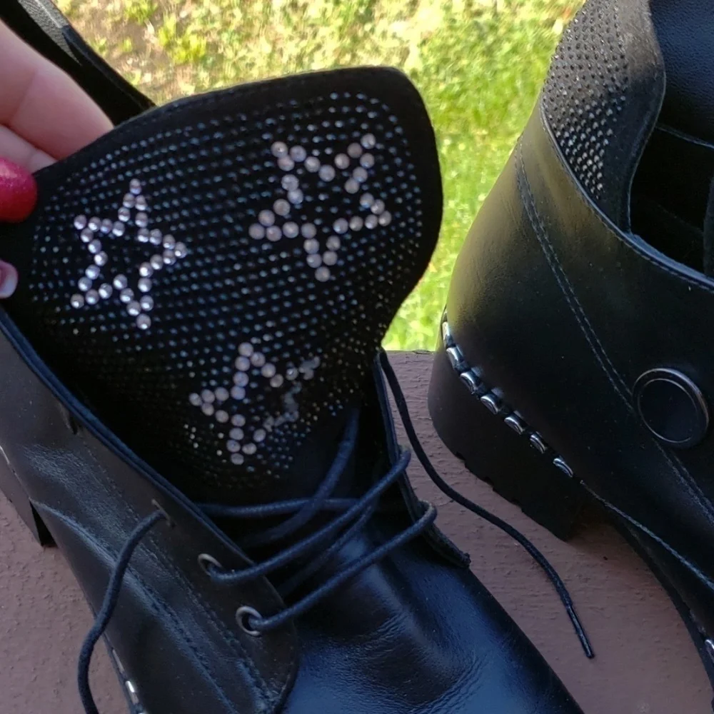 𝅺black leather short booties.