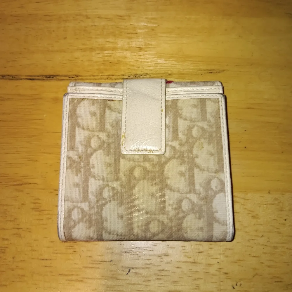 Dior wear staining