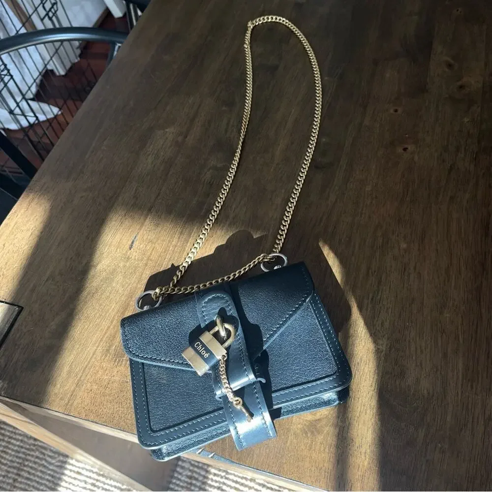 Chloe aby shoulder