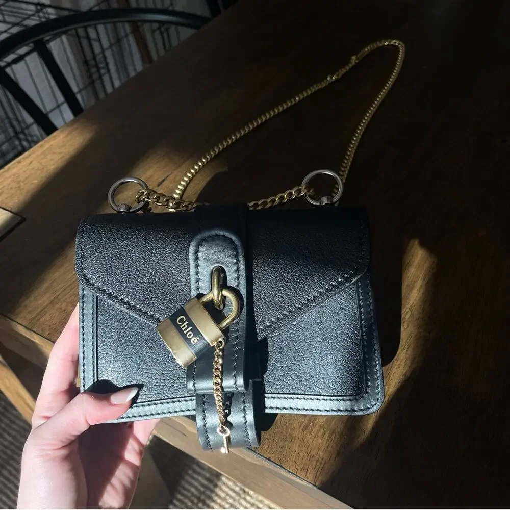 Chloe aby shoulder
