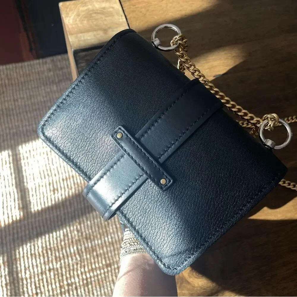 Chloe aby shoulder