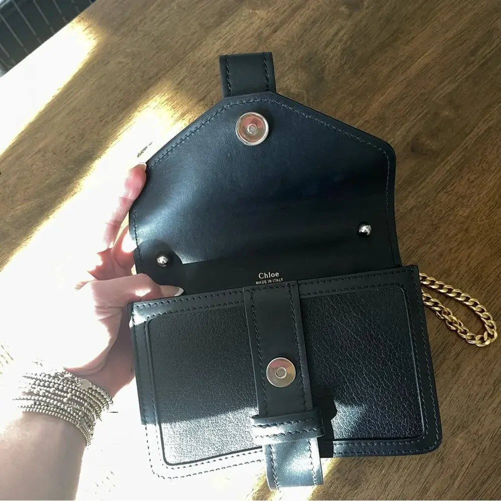 Chloe aby shoulder