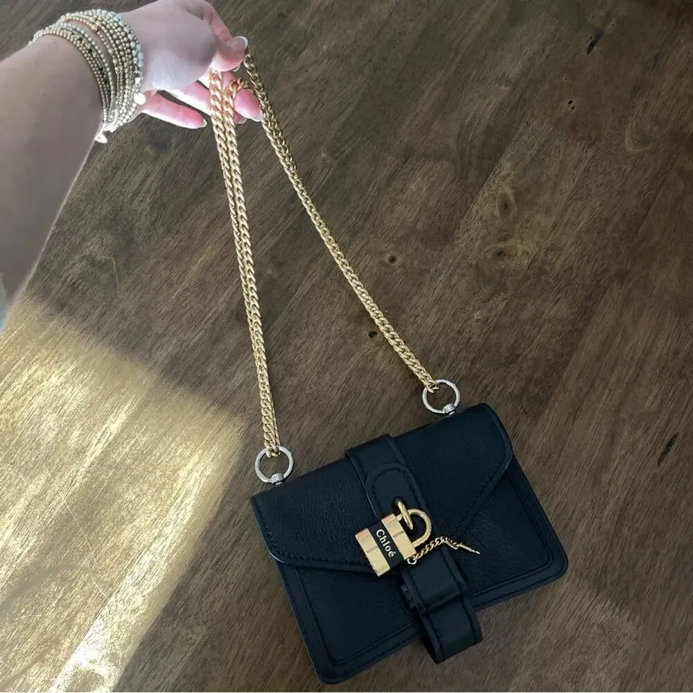 Chloe aby shoulder