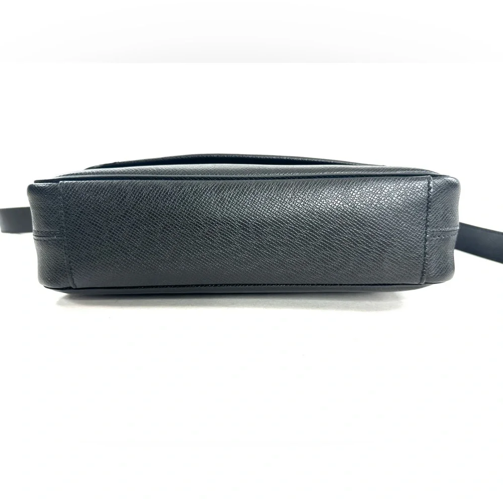 Louis Vuitton District PM Black Taiga Messenger Crossbody Shoulder Bag Dust Bag