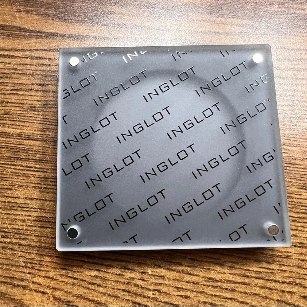 Inglot Round Makeup Palette Magnetic Closure