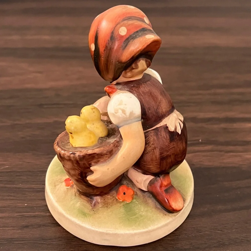 Hummel adorable figurine