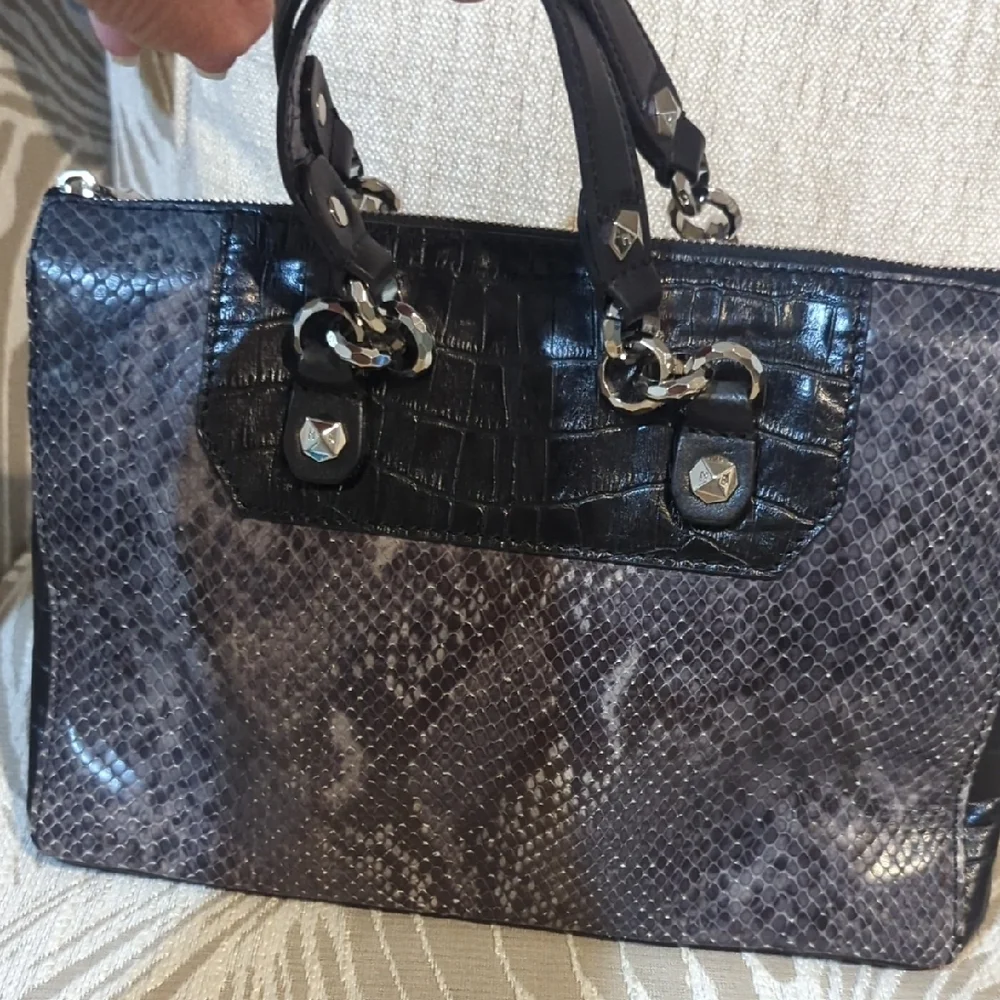 henri bendel anymore callouts