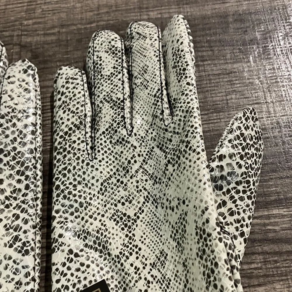 N/A stylish snakeskin