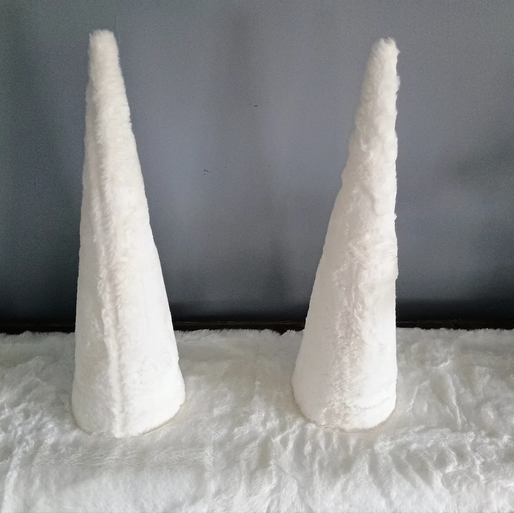 Christmas Winter Super Soft Faux Fur Cream Table Runner & Cone Tree