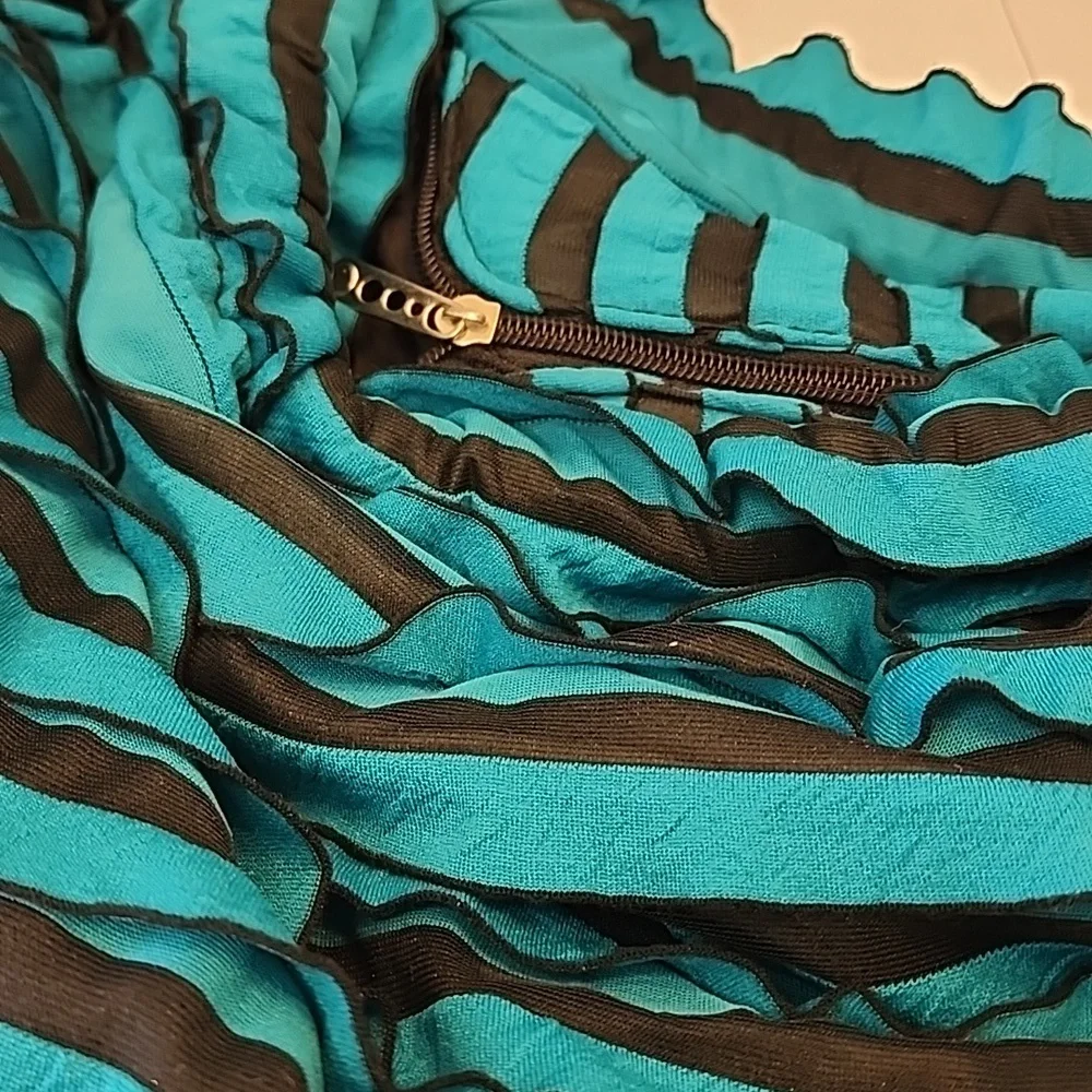 NWOT Fun Weekend/Ruffled Clean Zipper Closure & Another Zip Inside Lightweight