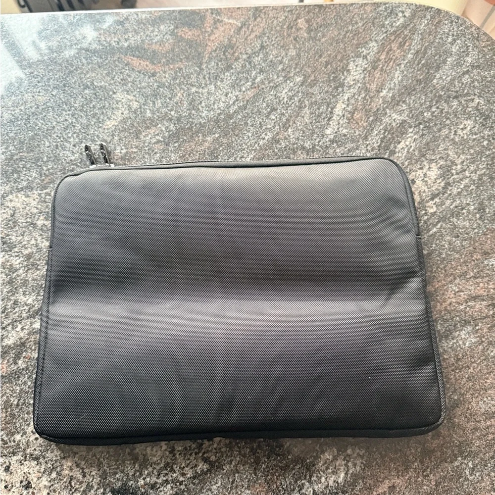 Robert Graham chic tablet