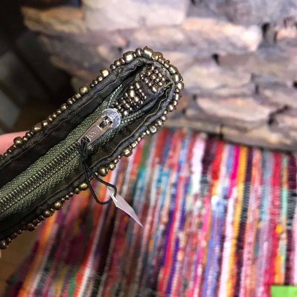 about color nwt wrist