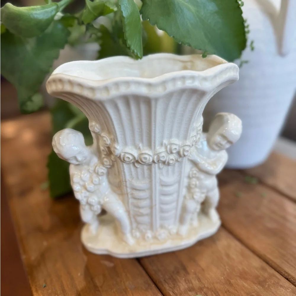 Antique English-like Ironstone‎ Elegant Cream Ceramic Vase with Cherub Design