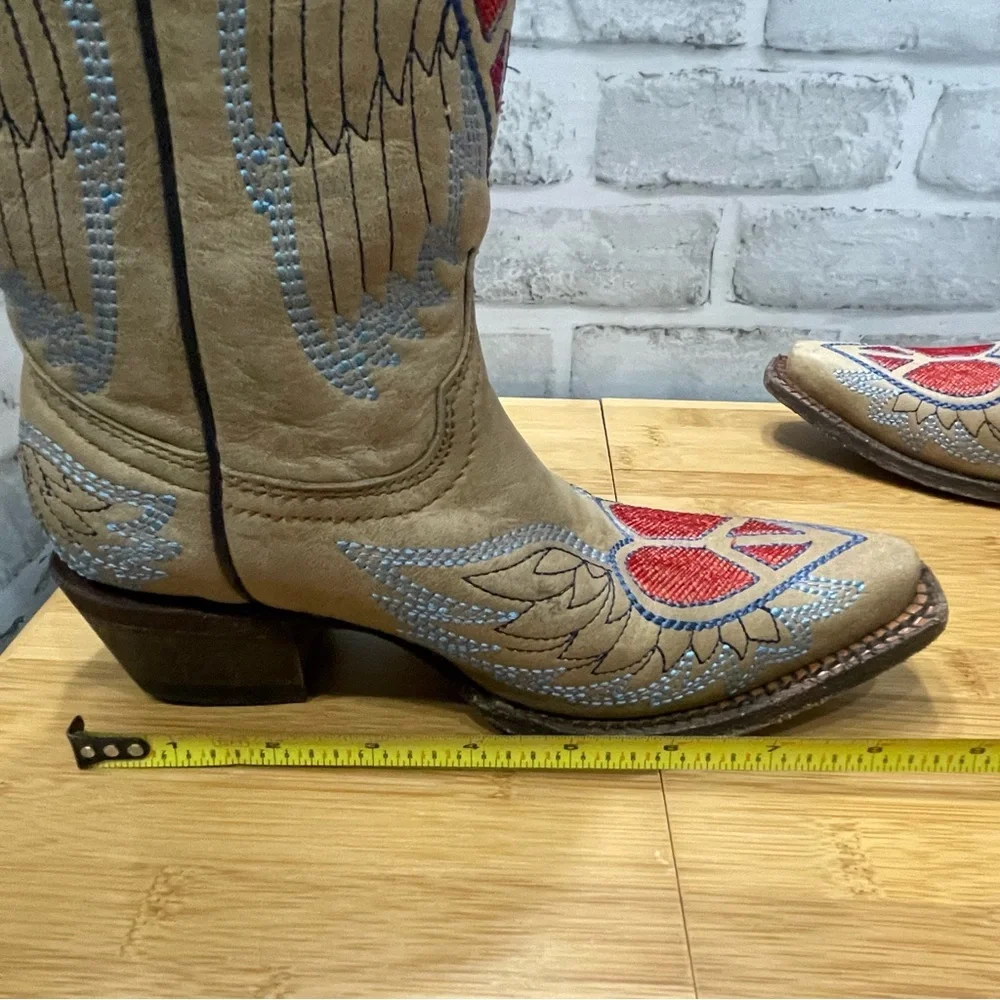 Corral vintage TEEN Heart & Wings western boots, size 2 Leather. Preowned.