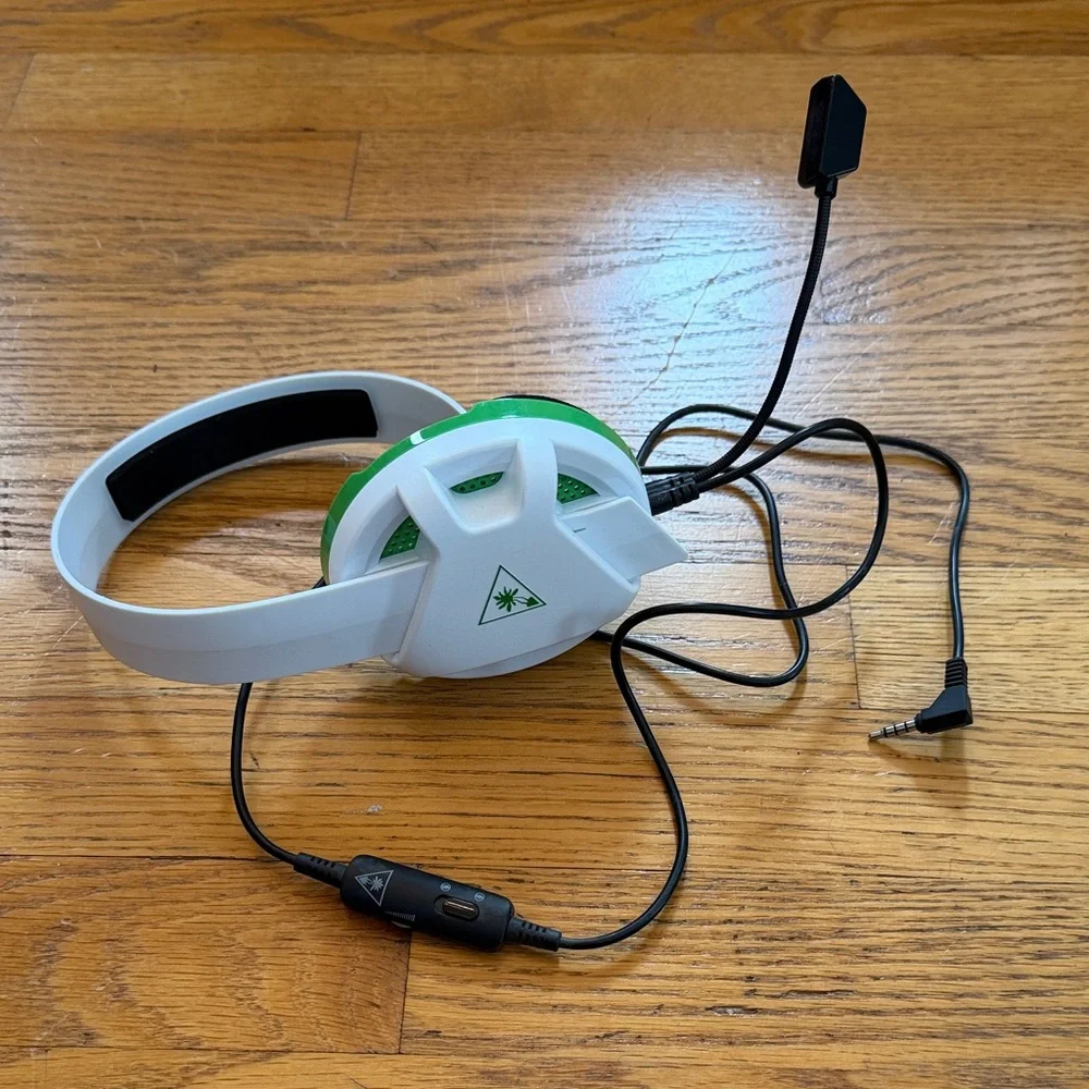 Turtle Beach White and Green Gaming Headset with Mic Like NEW