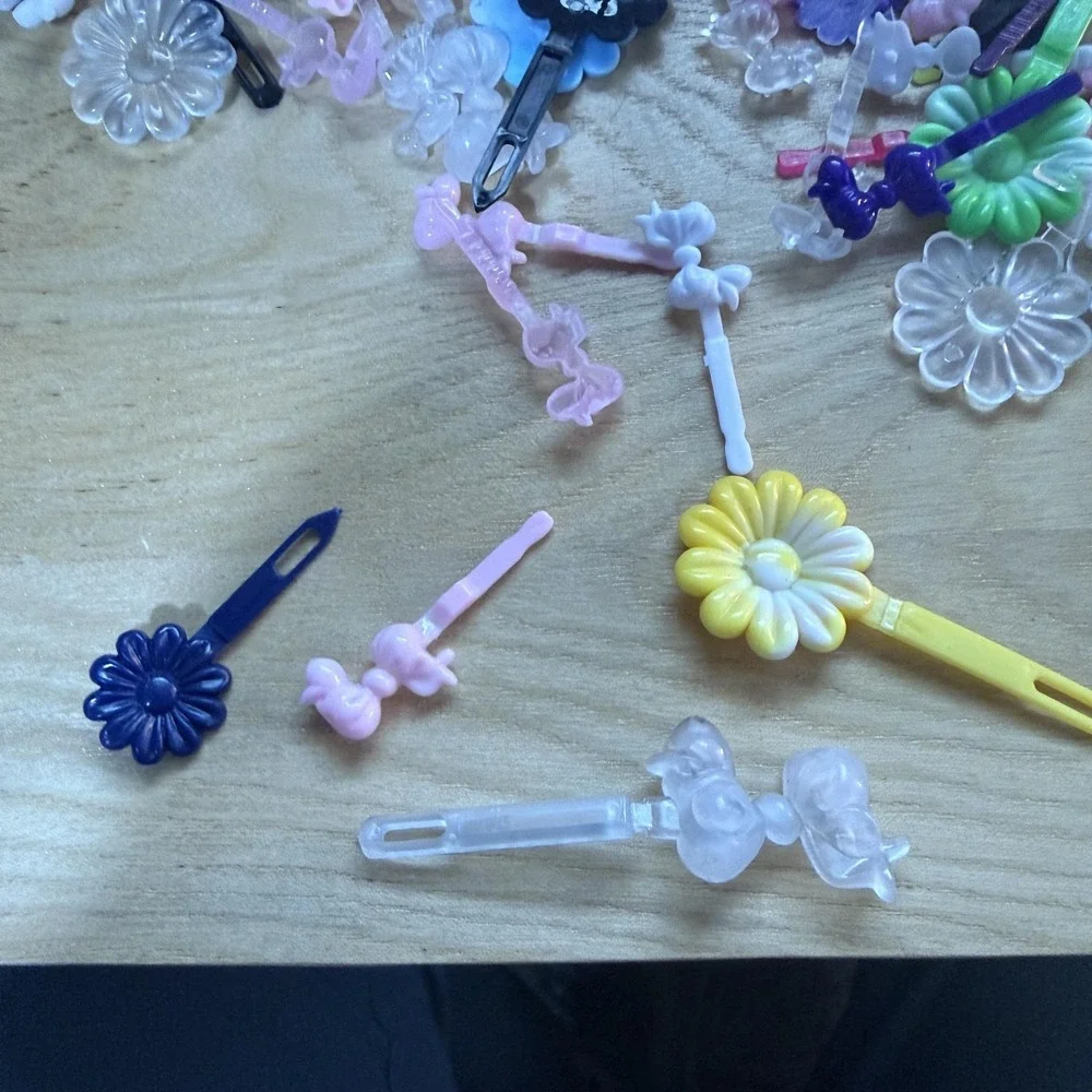 Vintage Barrettes Plastic Hair Clips 80's 90's Flowers Bows Lot of ~100