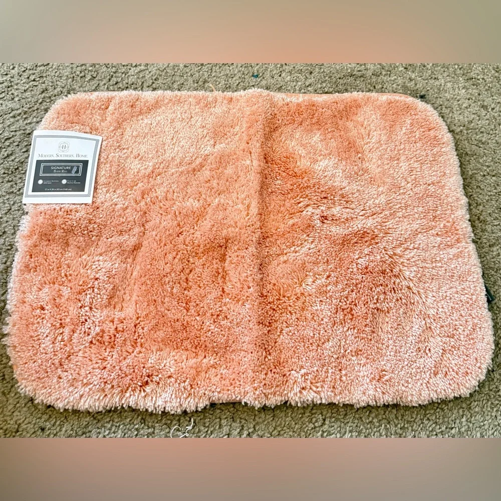 Modern Southern Home. NWT peach color bathroom rug 17 inch x 24 inch