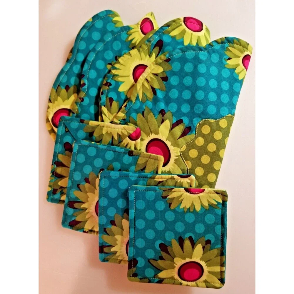 Floral Placemats & Coaster Set of 4 Whimsical Design Scalloped Edges Vibrant