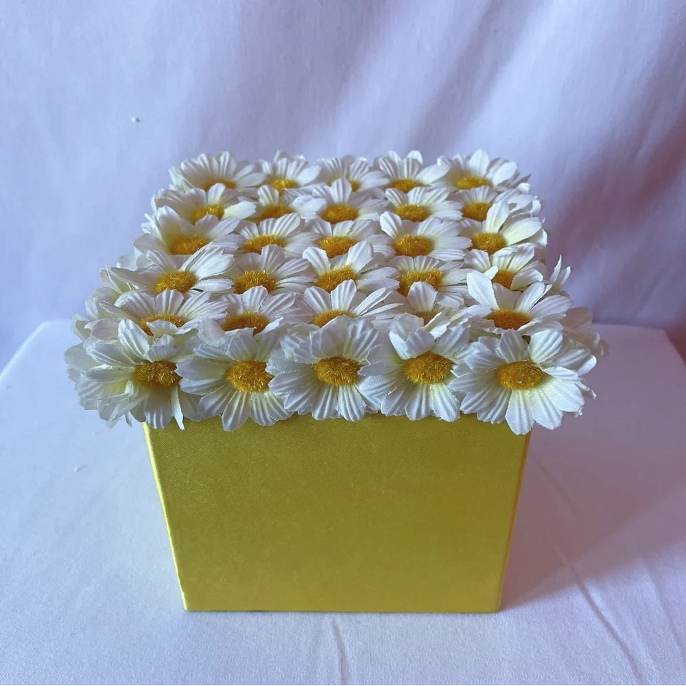 Vintage Daisies Flower Yellow Satin Box 🤍🌼🌿
