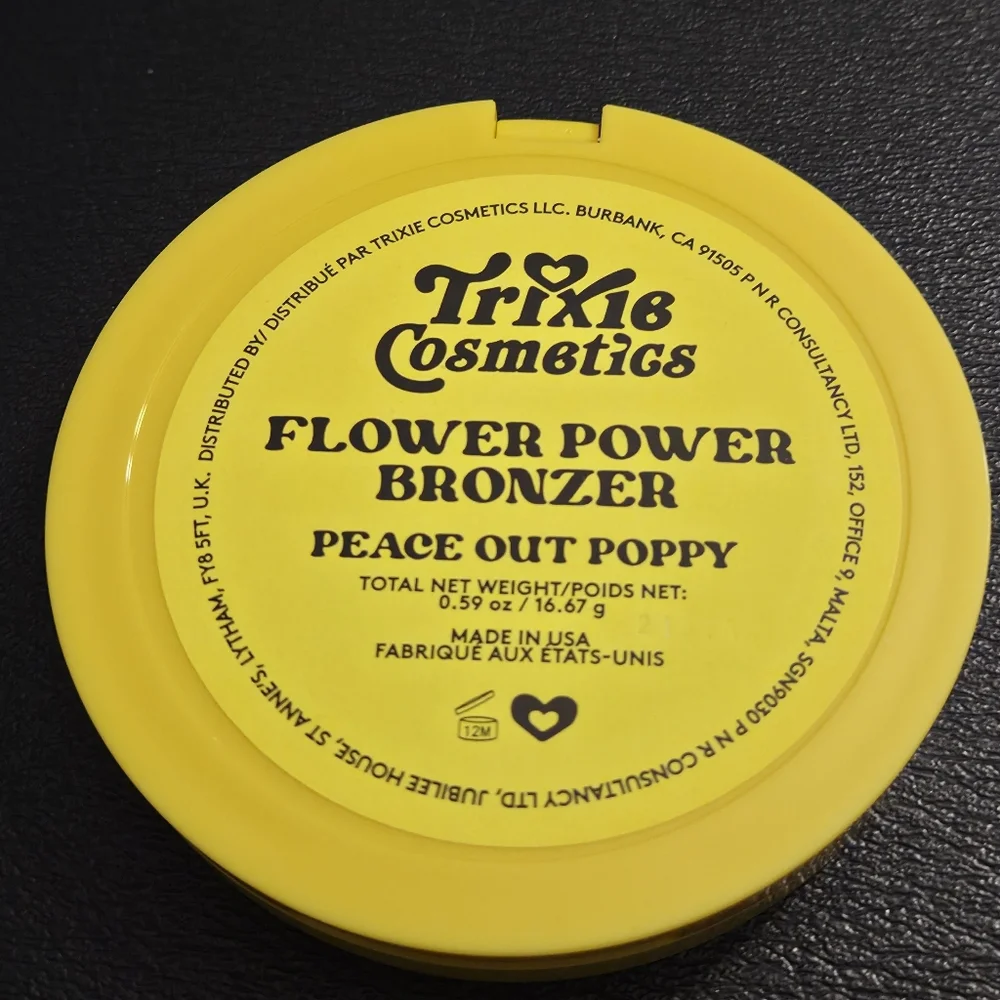 Trixie Cosmetics powder highlighter
