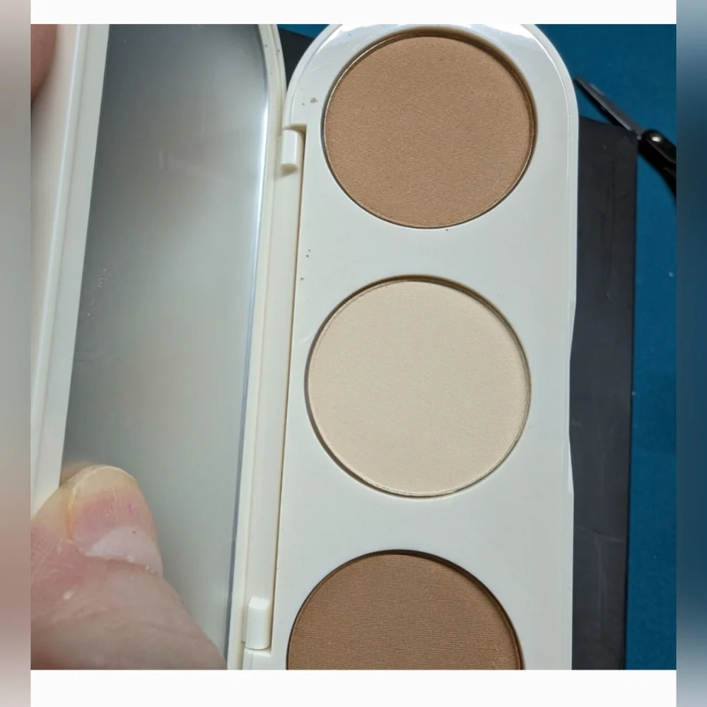 Face Sculpting Pallete. New and boxed.