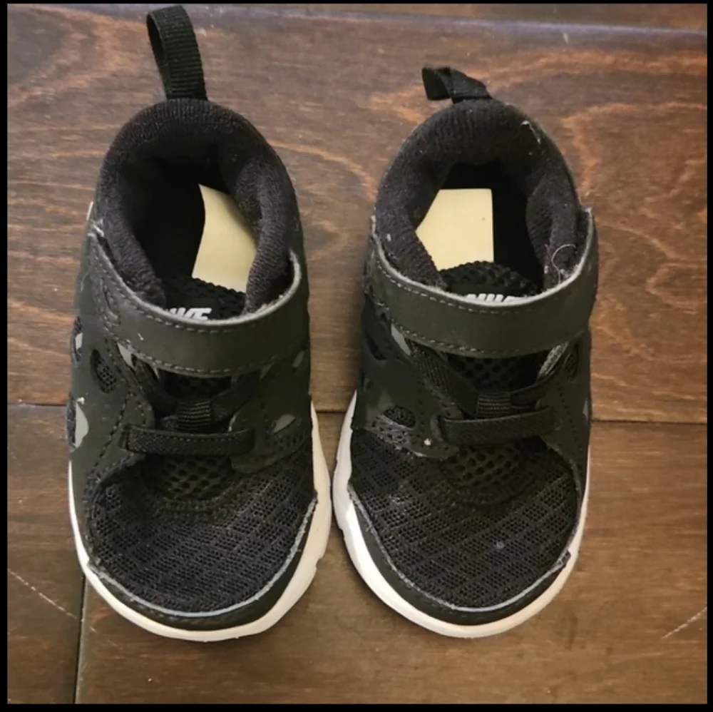 Nike baby boy black sneakers 2
