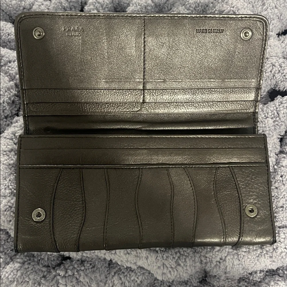 Prada pre loved