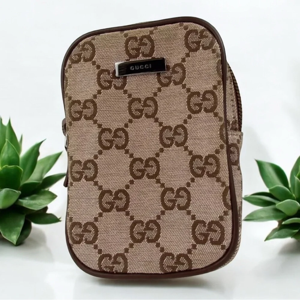 GUCCI Signature Canvas/Leather Pouch 😍