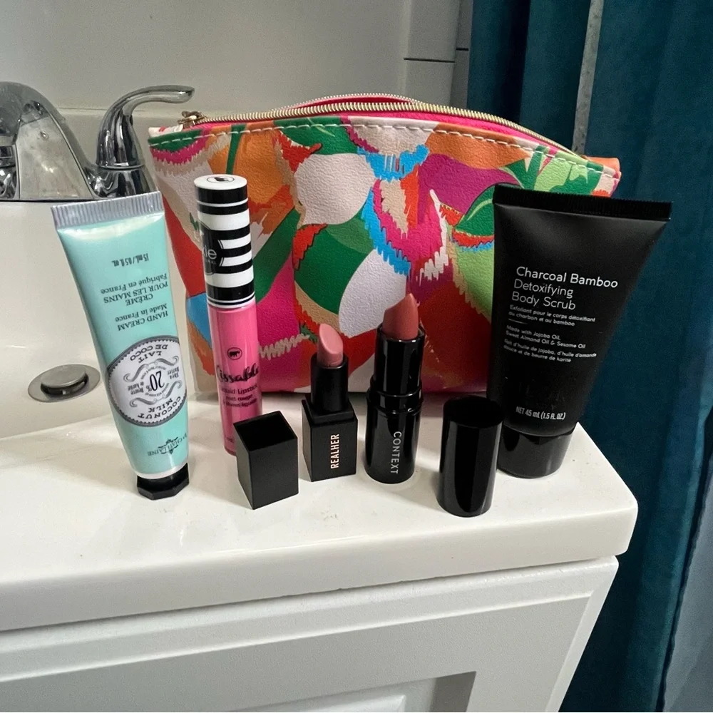IPSY Beauty Bundle – 7 Items Lipsticks, Skincare, Makeup Eraser + Cosmetic Bag