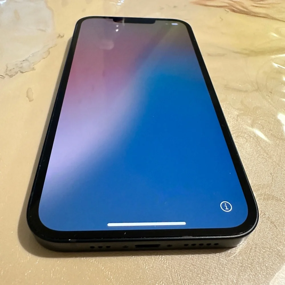 Black Smartphone with Sleek Design iPhone 14 256gb midnight bh 100%