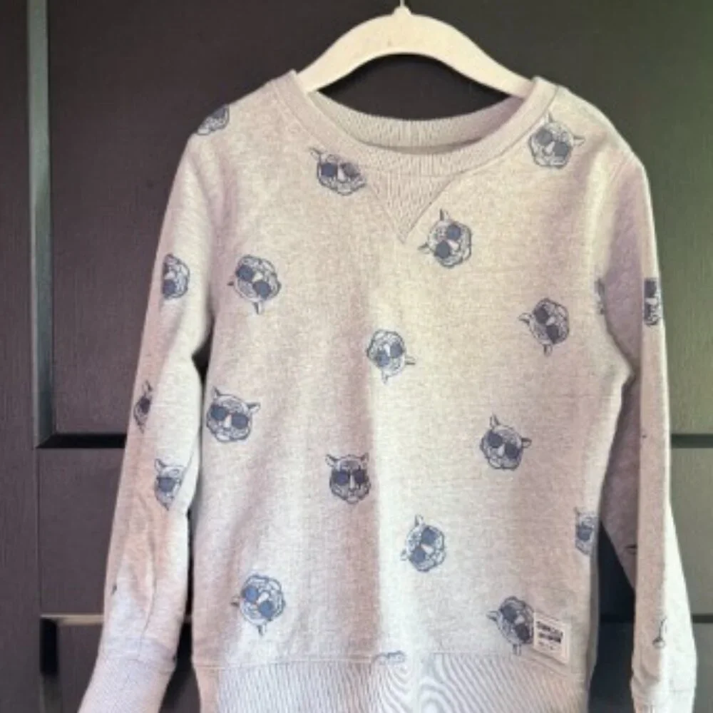 OshKosh B'GOSH Boys' Sweatshirt - Size 4 - Grey with Tiger Pattern 🐯🧥