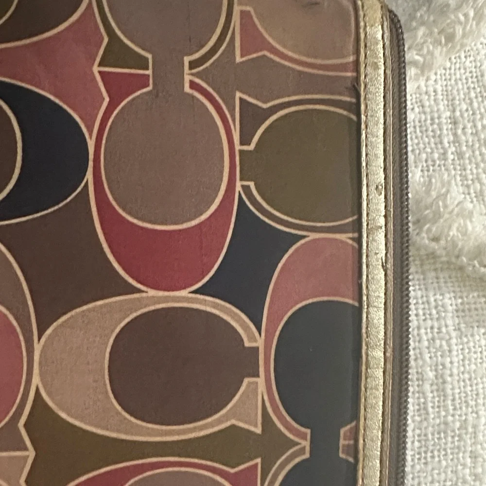 Coach pattern tablet features