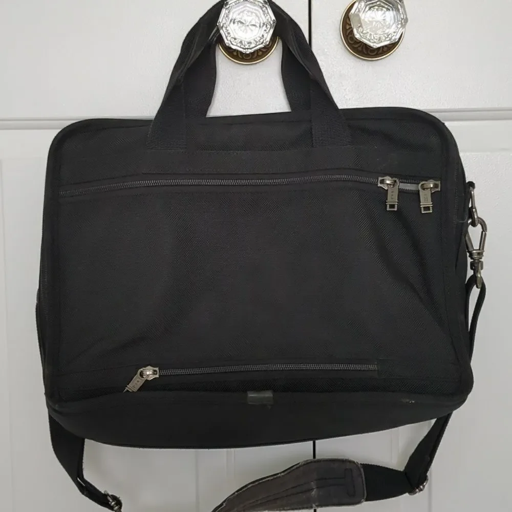 Tumi tons zippered