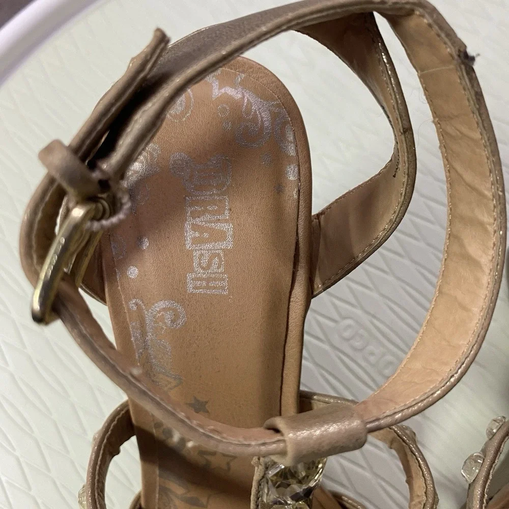 Brash strappy wedge